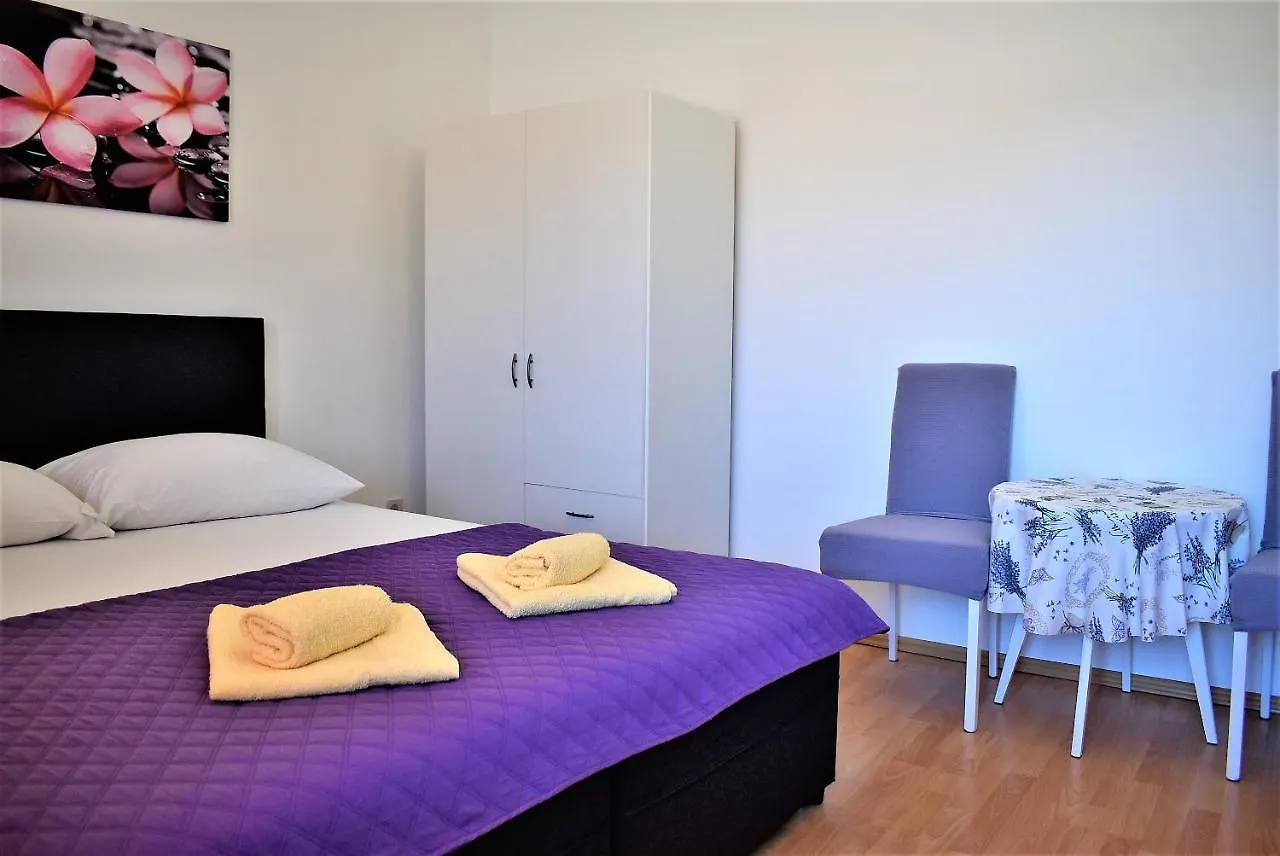 Rooms In Family House Vera Mundanije 0*,  크로아티아