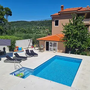 Apartman Nada, Mundanije