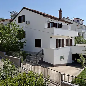 Vendégház And With Parking Space Selce, Crikvenica - 2362, Selce