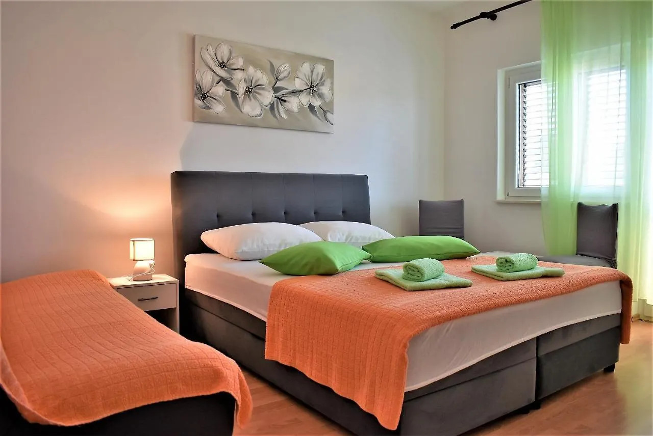 Rooms In Family House Vera Mundanije 0*,